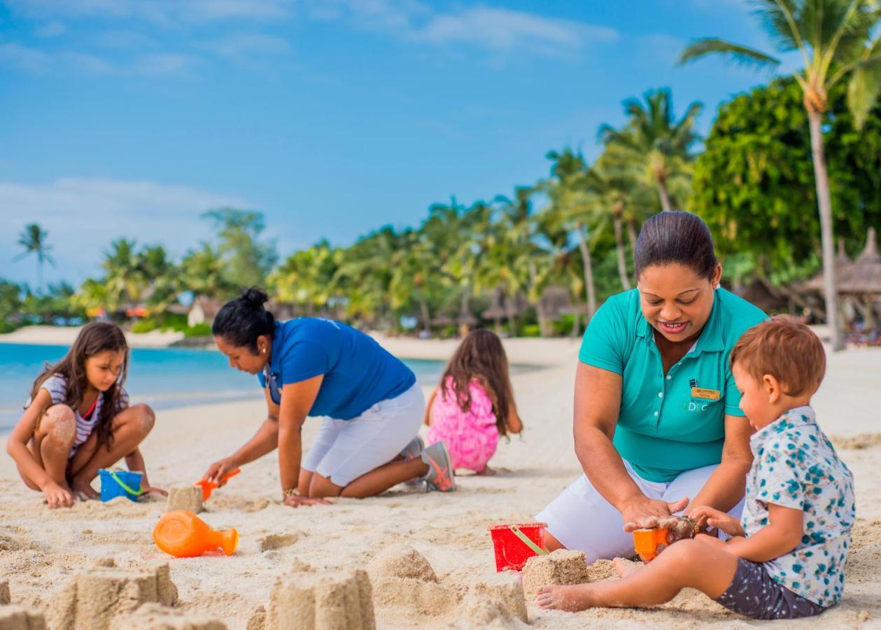 Constance Prince Maurice Post of Flacq Exterior foto Families on the beach at the Sheraton Resort Fiji